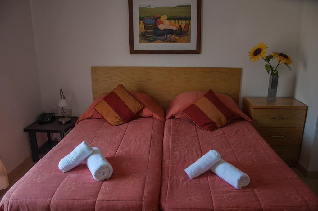 Club Salina Wharf Aparthotel Qawra Room photo
